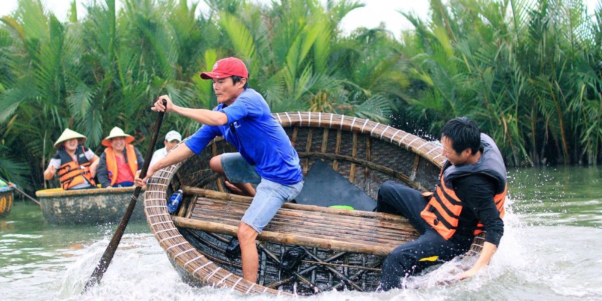 Basket boat performance, Hoi An Bay Mau coconut forest tour