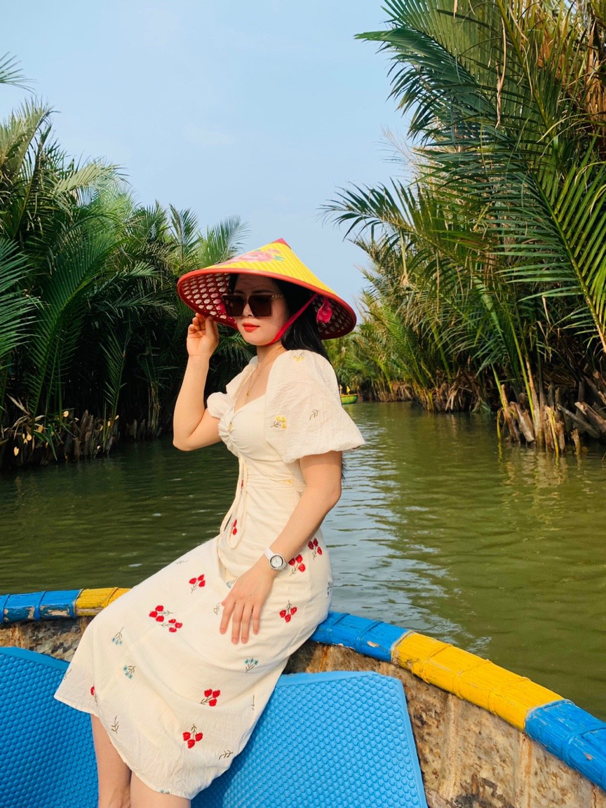 Make impressive souvenirs from fresh coconut leaves